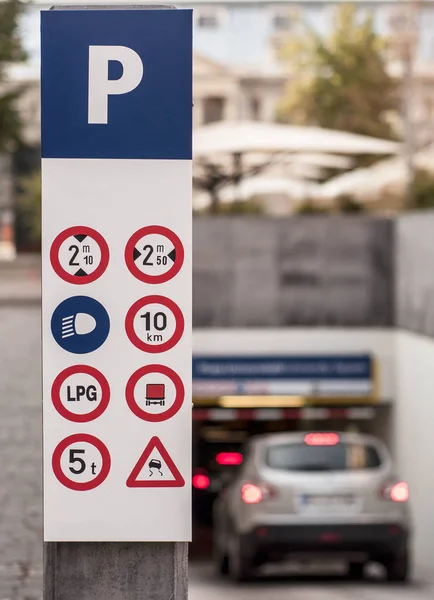 Знак паркування автомобіля — стокове фото