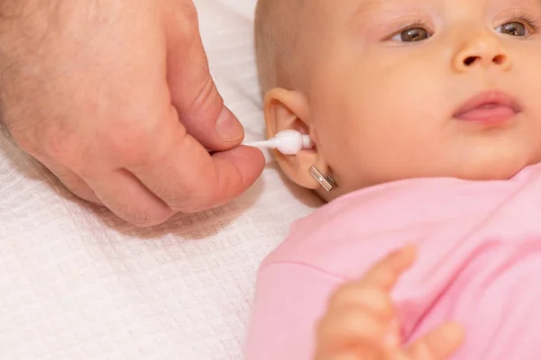 Vader schoonmaak babys oor — Stockfoto