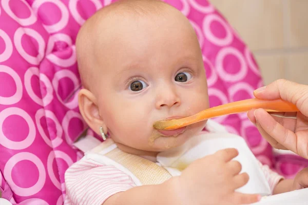 Baby flicka äter — Stockfoto