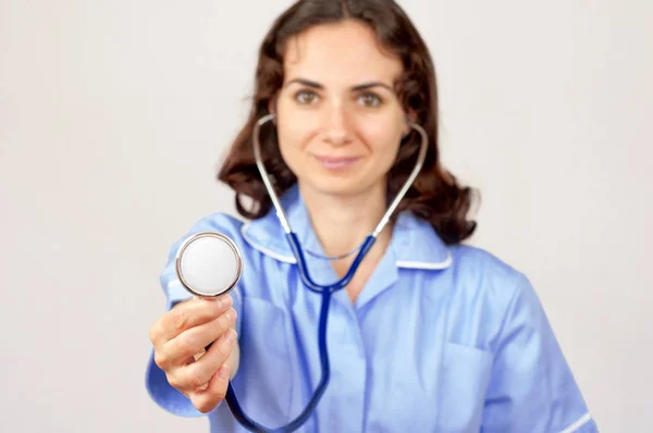 Vrouw arts toont haar stethoscoop — Stockfoto