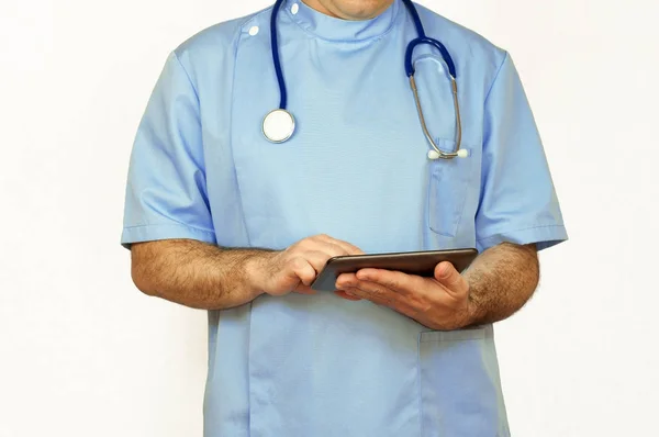 Man arts met behulp van een tablet Pc — Stockfoto