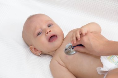 Sınavlar küçük bir bebek stetoskop ile doktor.