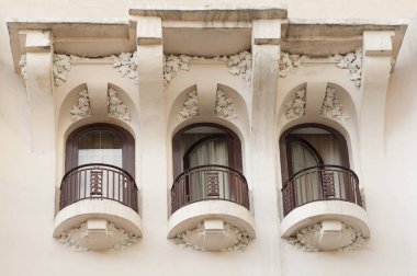 Eski üç beyaz bir balkon beyaz duvar detay