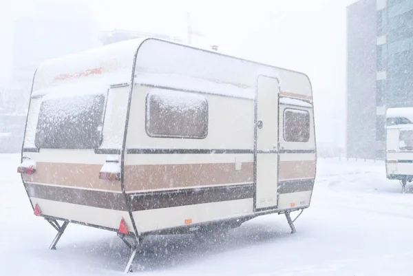 Araba karavan römork kış kar yağışı