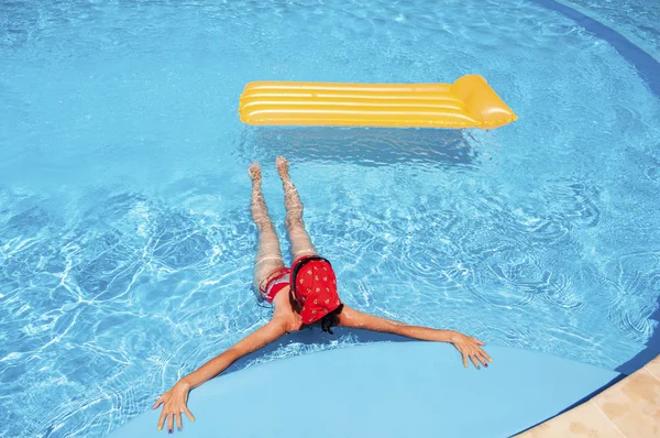 Jonge Vrouw Ontspannen Een Lege Pool — Stockfoto