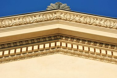 Mavi bir gökyüzü üzerinde bir yapının mimari detay