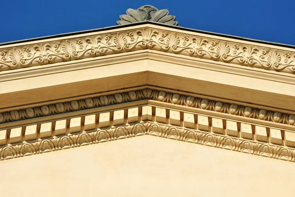 Mavi bir gökyüzü üzerinde bir yapının mimari detay