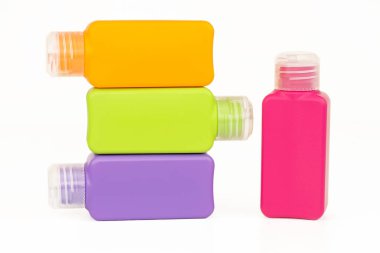 Beyaz arka plan üzerinde izole dört renkli şişe