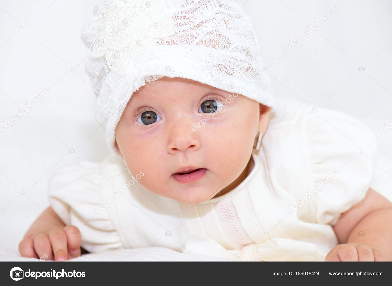 Portrait D Un Bebe Fille Mignonne Image Libre De Droit Par Artshotphoto C