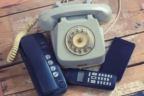 Verschillende Soorten Telefoons Vaste Telefoon Smartphone Telefoon Met Rotary Houten — Stockfoto