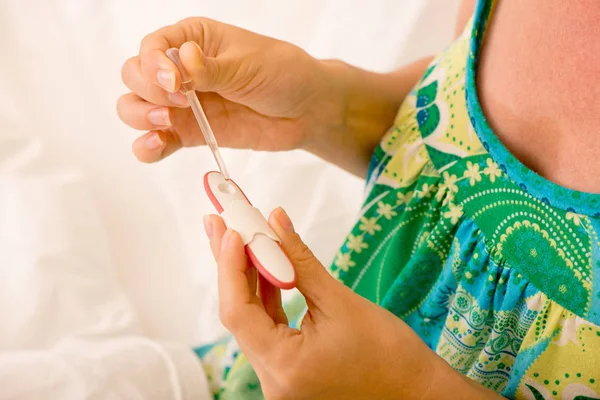 妇女做怀孕测试与怀孕试剂盒 — 图库照片