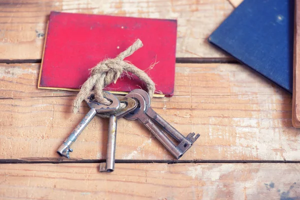 Oude Sleutels Documenten Houten Achtergrond — Stockfoto