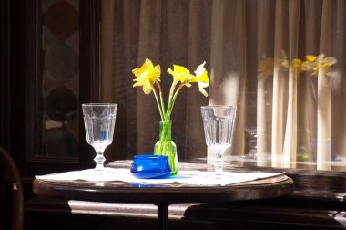 Restoran tablo çiçekli bir camdan gördüm