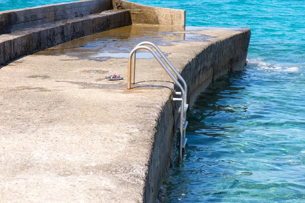 Pinkfarbene Hausschuhe Auf Der Seebrücke Meer — Stockfoto