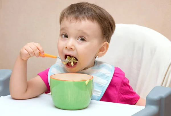 Mała Dziewczynka Jedzenie Przez Siebie Pomocą Łyżki — Zdjęcie stockowe