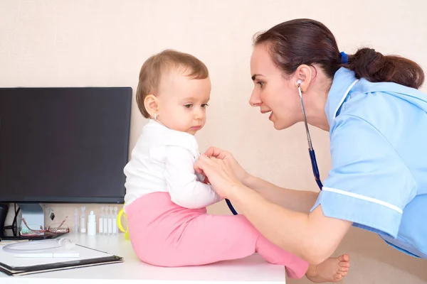 Médico Mujer Consulta Pequeño Bebé Paciente —  Fotos de Stock