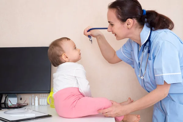 Dokter Van Vrouw Speelt Met Een Beetje Geduld Van Baby — Stockfoto