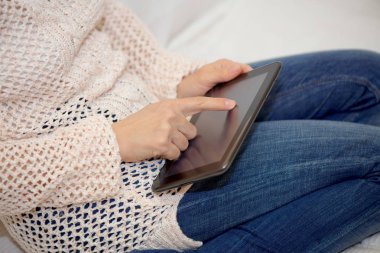 Tablet kullanan genç bir kadın, konsept resim.