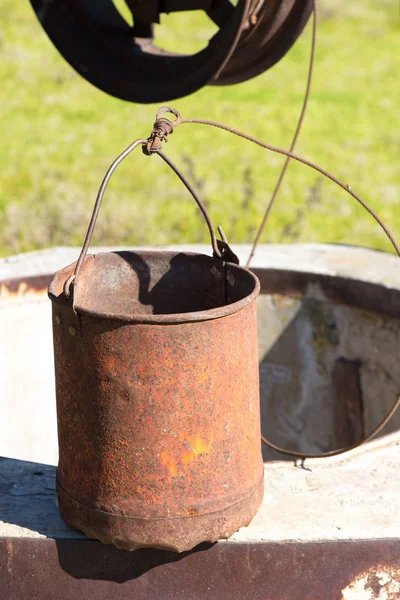 Ein Alter Rostiger Eimer Auf Einem Brunnen — Stockfoto