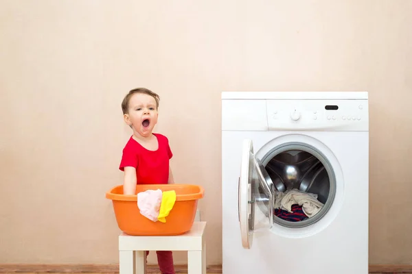 Küçük Kız Çamaşır Makinesi Esneme — Stok fotoğraf