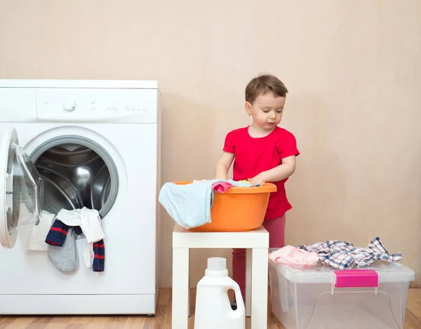 Çamaşır Makinesinin Yanında Çamaşır Yıkayan Küçük Bir Kız — Stok fotoğraf