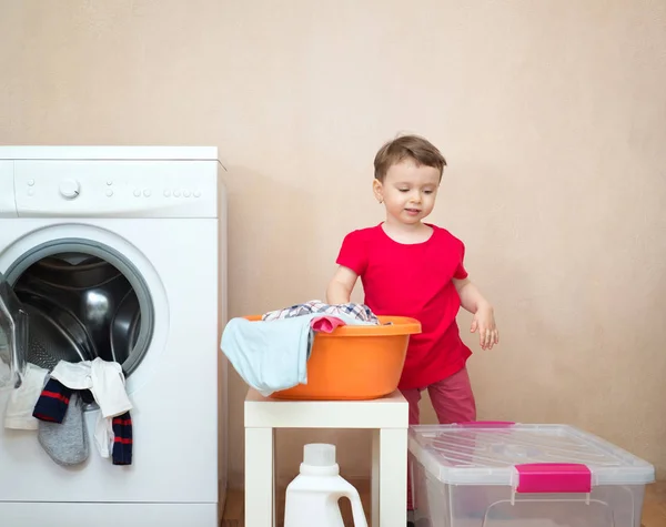 Çamaşır Makinesinin Yanında Çamaşır Yıkayan Küçük Bir Kız — Stok fotoğraf