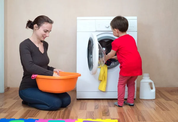 Anne Kızı Çamaşır Makinesinin Yanında — Stok fotoğraf