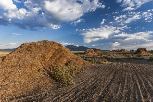 Hromady hnojiv na zemědělské oblasti. — Stock fotografie