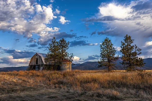 Celeiro em Rathdrum Prairie . — Fotografia de Stock