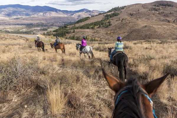 Família fora para um passeio a cavalo . — Fotografia de Stock