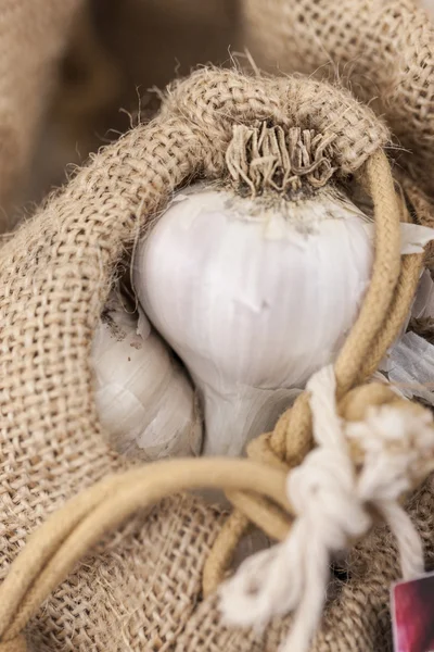 Close up van knoflook in zak. — Stockfoto