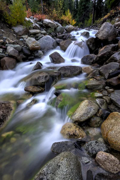 Gładkie przepływające Varden Creek. — Zdjęcie stockowe