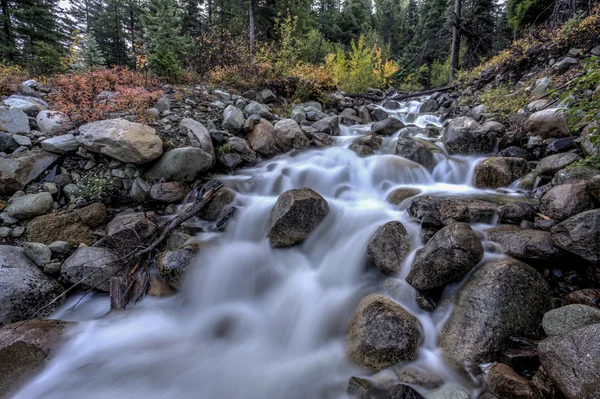 Varden patak folyik át sziklák. — Stock Fotó