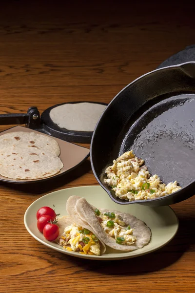 Colazione burrito e pomodori . — Foto Stock