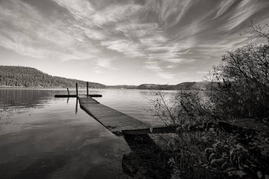 Sakin Chatcolet Gölü'nün B&W.