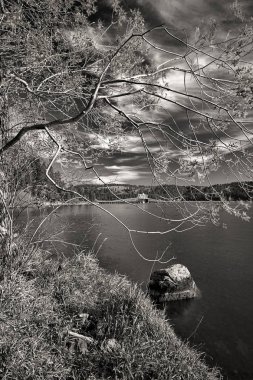 Dinamik gökyüzünün B&W.