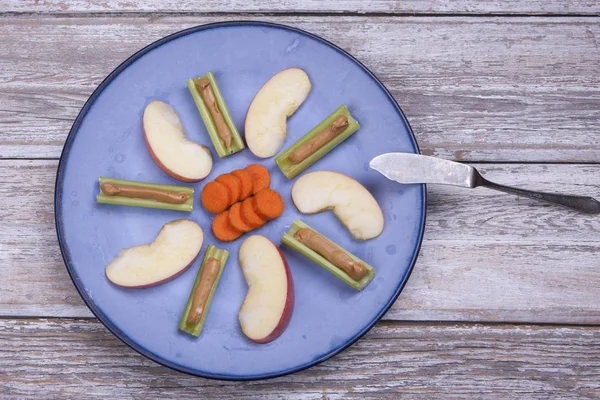 胡萝卜、 苹果片、 芹菜. — 图库照片