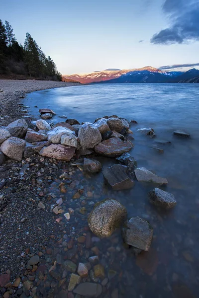 Grandi rocce sulla riva . — Foto Stock
