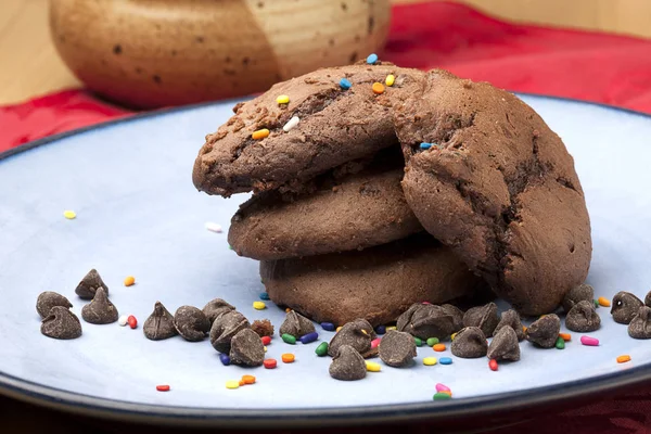 Biscoitos de chocolate com pepitas . — Fotografia de Stock