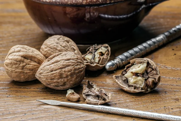 Walnüsse und Utensilien auf dem Tisch. — Stockfoto