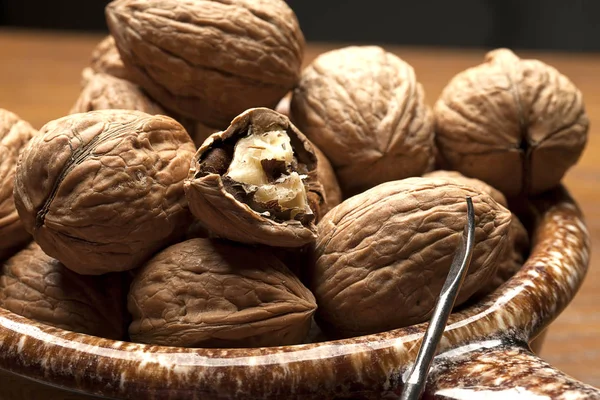 Převážně para ořechy v misce. — Stock fotografie
