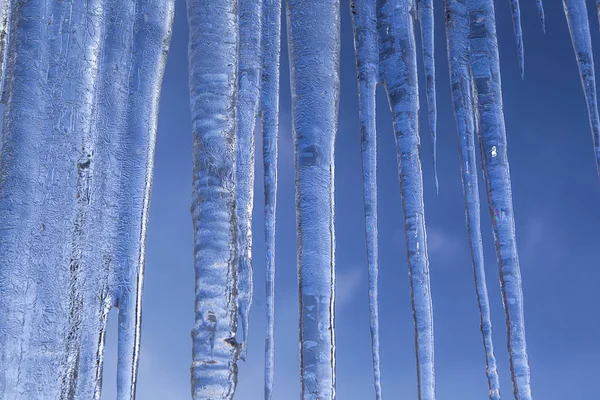 Icículos claros contra el cielo azul . — Foto de Stock