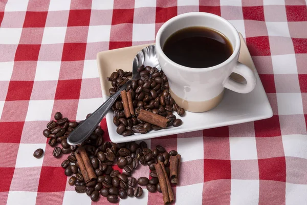 Kopje koffie en koffiebonen. — Stockfoto