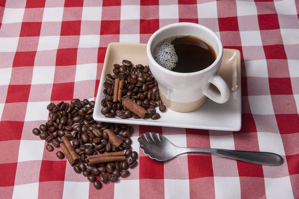 Bonen en kaneel door kopje koffie. — Stockfoto