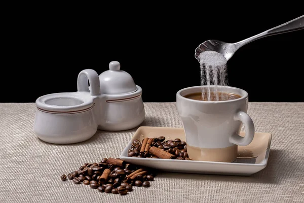 Suiker in de koffie wordt gegoten. — Stockfoto