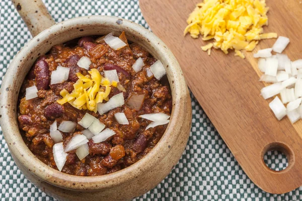 Chili topped with cheese and onions. — Stock Photo, Image