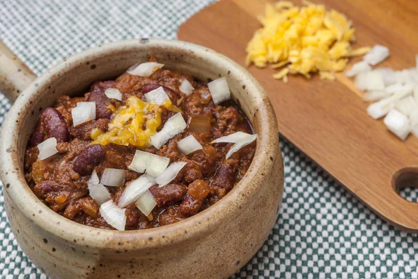 Delicioso chile cubierto con cebolla y queso . — Foto de Stock