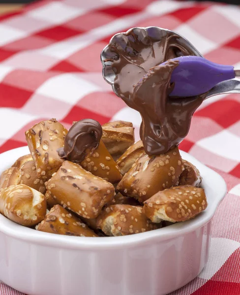 Primer plano de poner chocolate en pretzels . —  Fotos de Stock