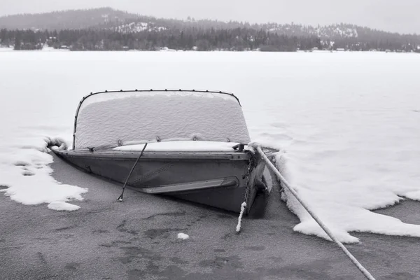 B & W старой лодки частично затонул . — стоковое фото