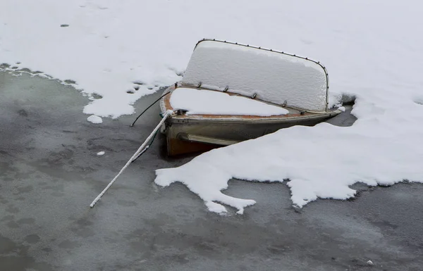 Boat sunk into the frozen water. — Stock Photo, Image